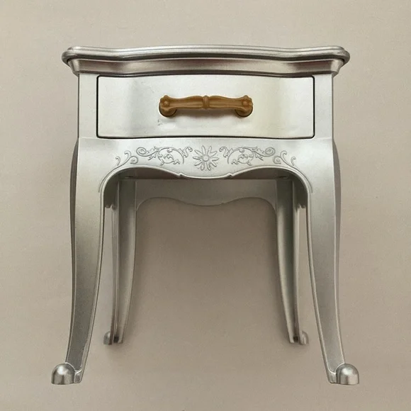 American Girl Grand Hotel silver nightstand,  flowers, vase and towels - Picture 2 of 8